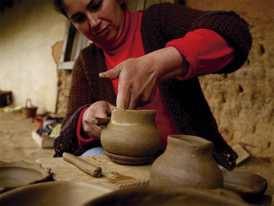 Las loceras de Pilén fueron reconocidas en 2012 como Tesoros Humanos Vivos por su tradición alfarera y su aporte al patrimonio cultural inmaterial. Créditos fotografía Javier Godoy.