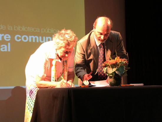 Clara Budnik (FDD) y Ángel Cabeza (Dibam) firman el convenio.