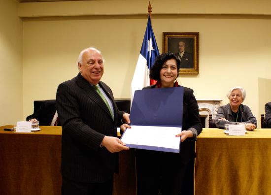 Florencia García, directora de BPDigital, recibiendo el premio Alonso de Ercilla.