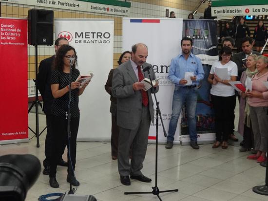 Director de la Dibam lee uno de los poemas de Gabriela Mistral en Bibliometro de Estación Baquedano.