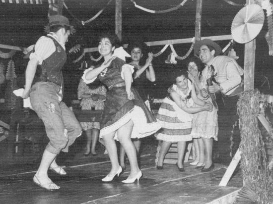 Estudiantes bailan cueca y tocan instrumentos musicales. 1966. Archivo Fotográfico Museo de la Educación Gabriela Mistral. N° inventario A2 00043.