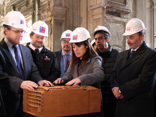 Autoridades observan la maqueta de la restauración y nueva infraestructura del Palacio Pereira