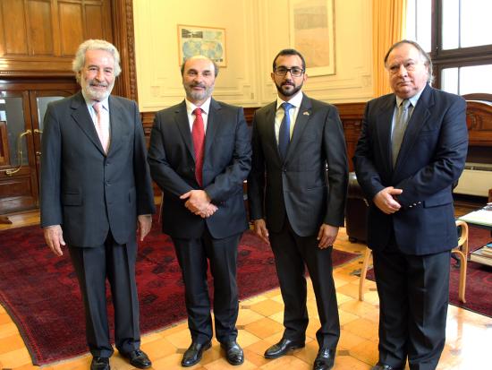 El director de la Dibam, Ángel Cabeza junto al Jeque de Emiratos Árabes, Fahim Sultan Al Qasimi (al centro) en su visita protocolar a la Biblioteca Nacional