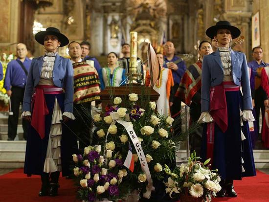 Una misa a la chilena fue oficiada en la Catedral Metropolitana para despedir los restos del artista.