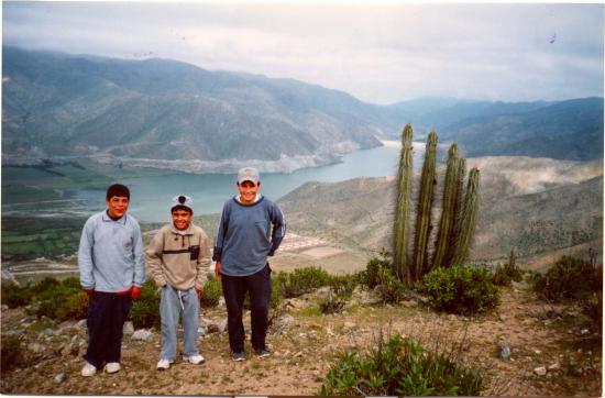 Como parte de la muestra fotográfica, Felipe Díaz, Simón Pávez y Bernardo Aquez observan el valle inundado, 1999.