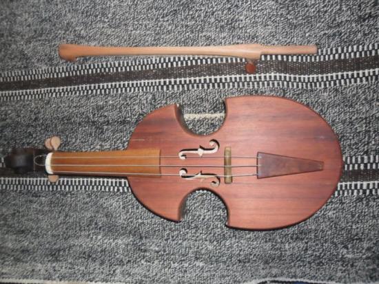 Instrumento musical de la zona central y del norte chico del país, de origen medieval.