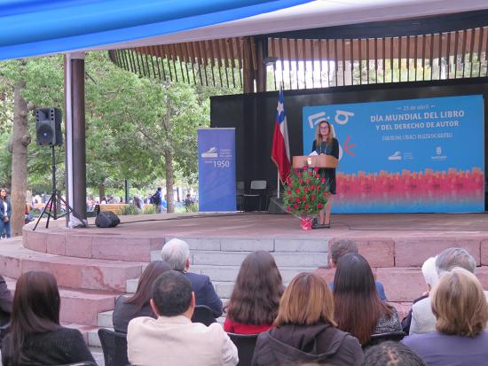 Ministra de las Culturas encabezó evento del Día Mundial del Libro y del Derecho de Autor en la Plaza de Armas de Santiago.