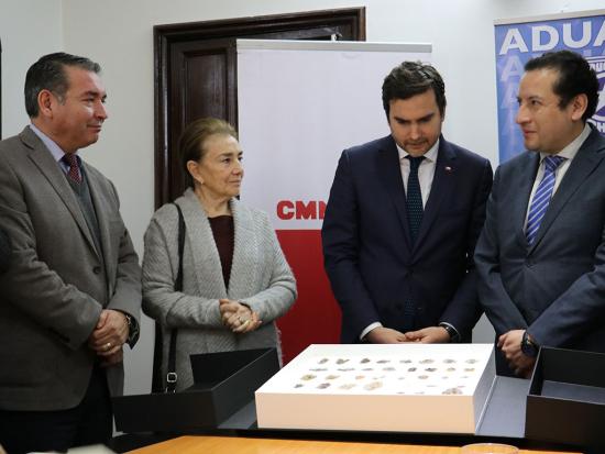 Autoridades chilenas entregan las piezas al Cónsul General Adjunto del Estado Plurinacional de Bolivia, Juan Carlos Dueñas Muñoz.