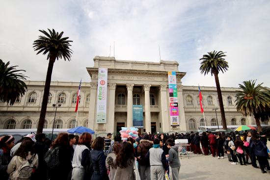 Frontis del Museo Nacional de Historia Natural y participantes de 53a. Feria Científica Nacional Juvenil