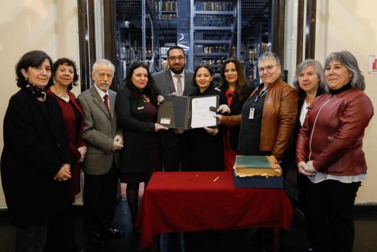 Junaeb entrega acta fundacional al Archivo Nacional 