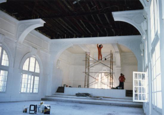 Fotografía de trabajos de reparación del edificio de la biblioteca post terremoto 2010