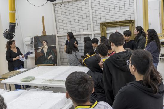 Estudiantes en su paso por la Unidad de Patrimonio de las Artes Visuales CNCR (Quiroz, M. 2024. Archivo CNCR).