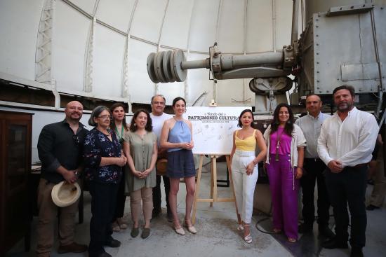 Autoridades y ganadores del Fondo del Patrimonio Cultural 2024 en el Observatorio Manuel Foster de la Universidad Católica de Chile, en el Cerro San Cristóbal. 