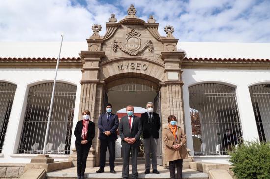 Autoridades en la entrada del Museo Arqueológico de La Serena