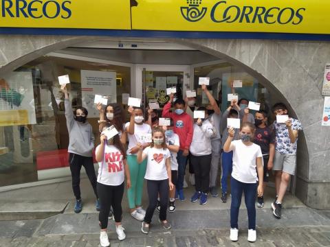 Niñas y niños afuera de oficina de correos en el país Vasco.